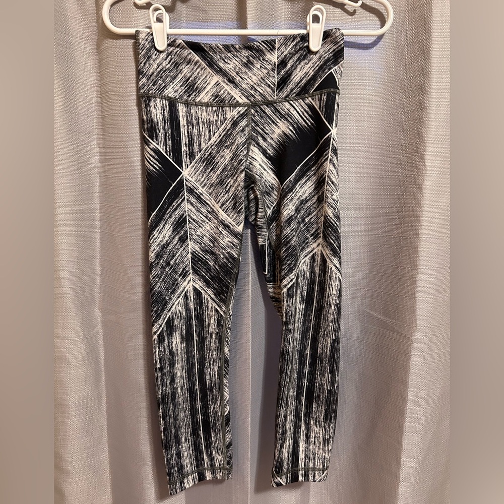 Lululemon 21” Cropped Leggings! Size: 4 - Pattern: Black and White